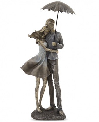 Figurine of a couple with an umbrella